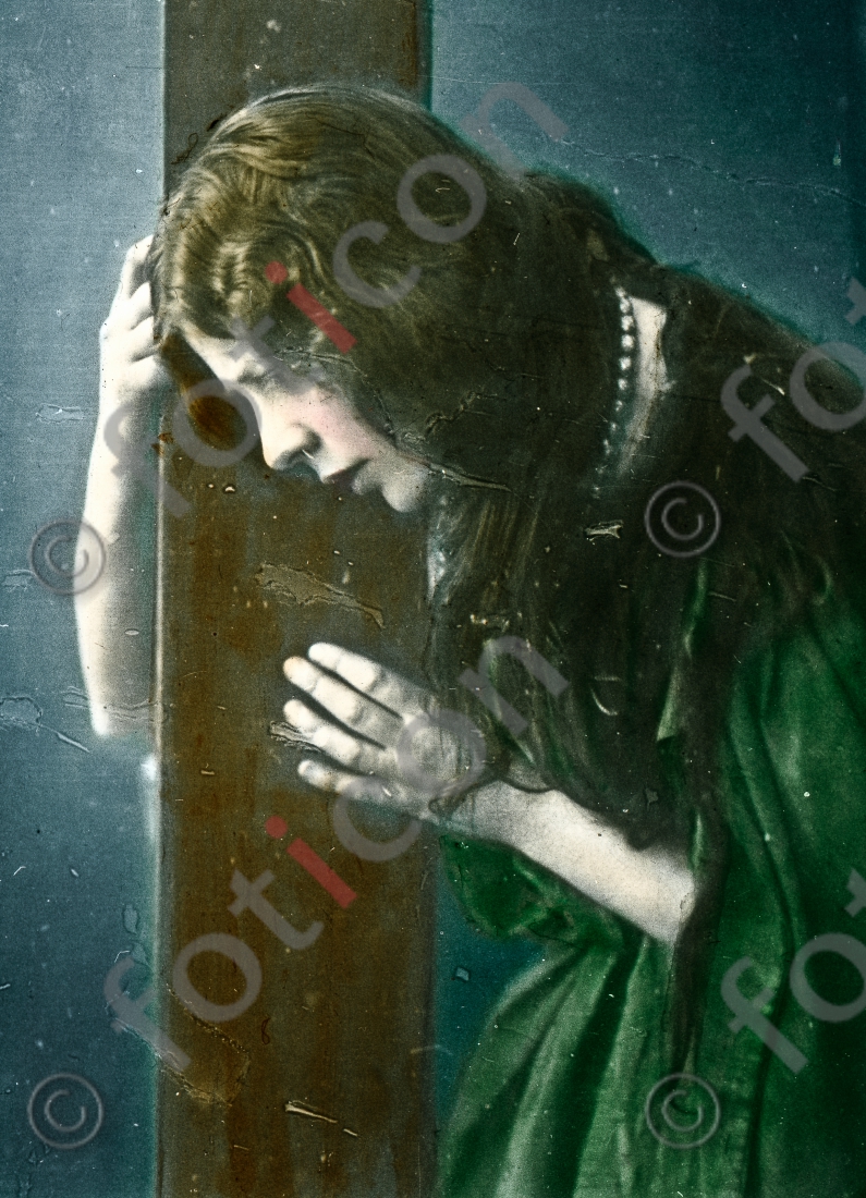 Maria Magdalena trauert am Kreuz | Mary Magdalene mourns on the cross - Foto foticon-simon-105-092.jpg | foticon.de - Bilddatenbank für Motive aus Geschichte und Kultur